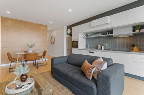 Modern 1-Bed City Skyline Views & Close to Shops